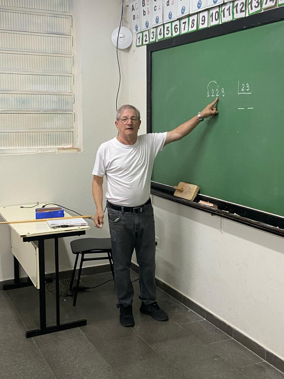 Prof Plúcio ensinando Física